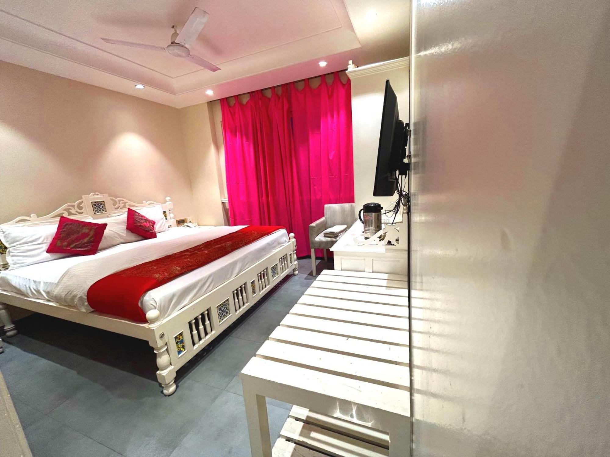 The Pinky Villa - Heritage Boutique Suites New Delhi Buitenkant foto